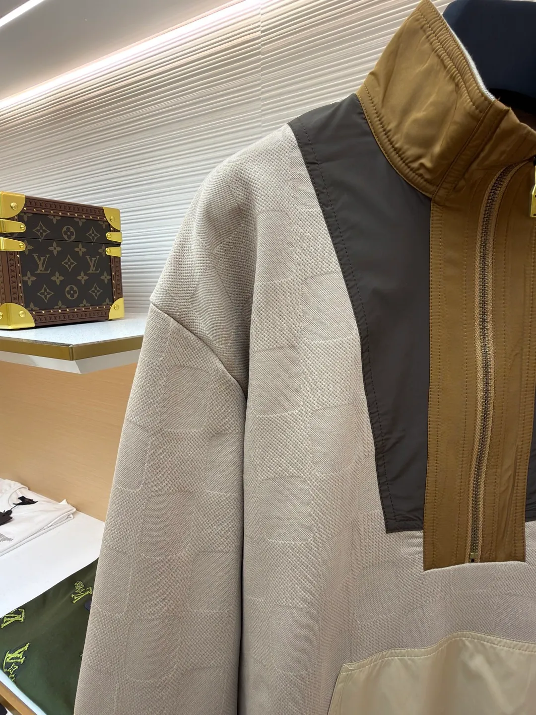LOUIS VUITTON checkerboard half-zip workwear pullover ●Original version: Purchased and developed for 15700 ●Item number: 1681008-B05 ●Fabric: polyester fiber nylon fabric ●Technology: counter-position cutting machine ●Version: fitted version ●Weight: about 640 grams ●Size: S-M-L-XL ●Description: It is made of polyester fiber fabric, which has good breathability and moisture absorption. It is comfortable to wear and has a crisp texture. The fabrics of different materials and colors on the neckline are perfectly spliced. For example, the dark fabric at the neckline is spliced with the light-toned fabric on the main body. The lines are smooth and natural without any misalignment. The brand logo uses high-quality embroidery technology. The letters and patterns are three-dimensional and full, with fine stitching, high firmness, and not easy to fall off, highlighting the unique brand texture. The overall wiring is straight and delicate, the fabric is comfortable and soft, and the color is consistent without color difference. It can be matched with the same style to create a fashionable look and control various occasions. Customized accessories, complete with three standards, same style for men and women!